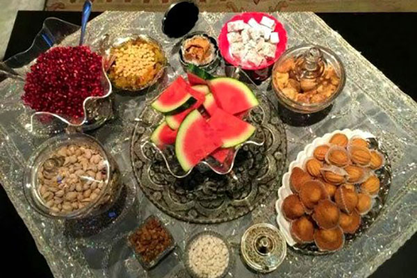 مدل جدید و زیبای تزئین سفره شب یلدا مدل جدید و زیبای تزئین سفره شب یلدا