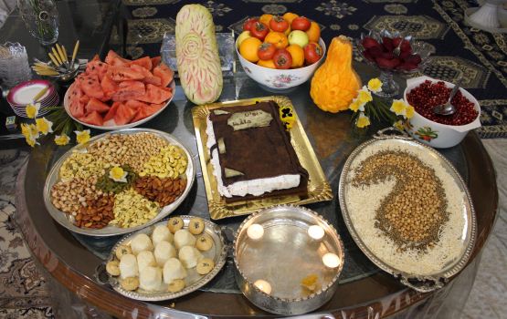 مدل جدید و زیبای تزئین سفره شب یلدا مدل جدید و زیبای تزئین سفره شب یلدا