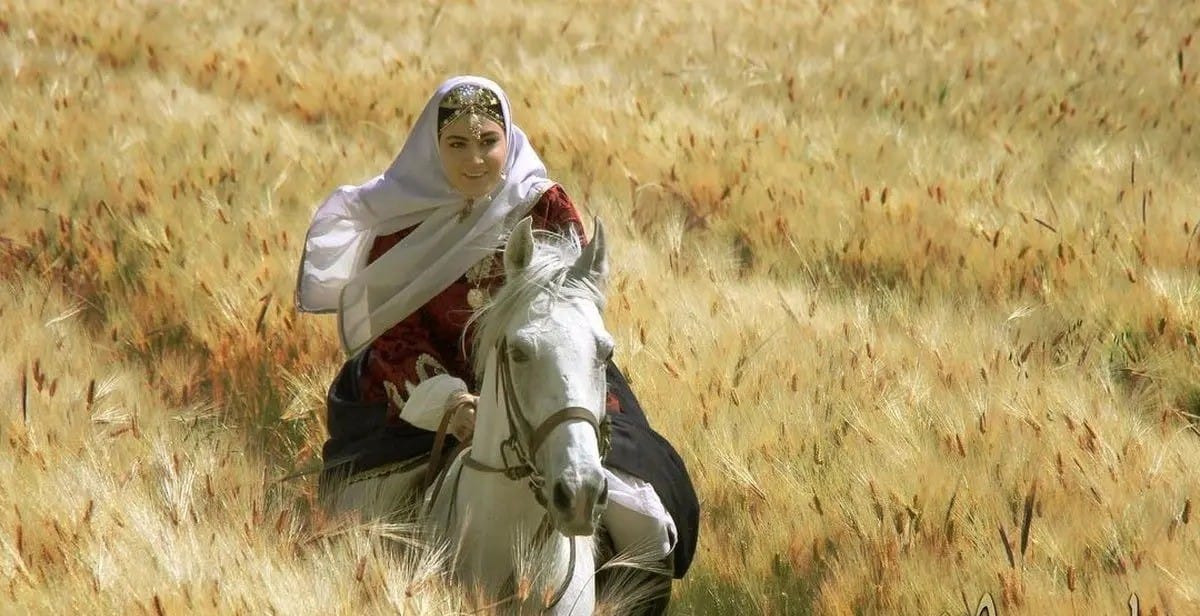 بیوگرافی مریم مومن | عکس های مریم مومن ازدواج مریم مومن و زندگی شخصی 8 علاقه به اسب سواری