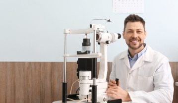 مراحل و نحوه معاینه چشم توسط اپتومتریست مراحل و نحوه معاینه چشم توسط اپتومتریست