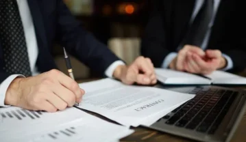 وظیفه وکیل چیست؟ معرفی انواع وکیل و وظایف آن و تفاوت با مشاور حقوقی وظیفه وکیل