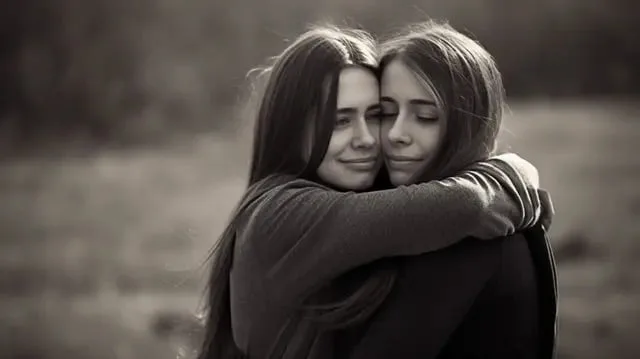 متن و جملات زیبای احساسی برای خواهر؛ عکس نوشته خواهر برای پروفایل pngtree two girls hugging each other in the middle of an open image 2949743