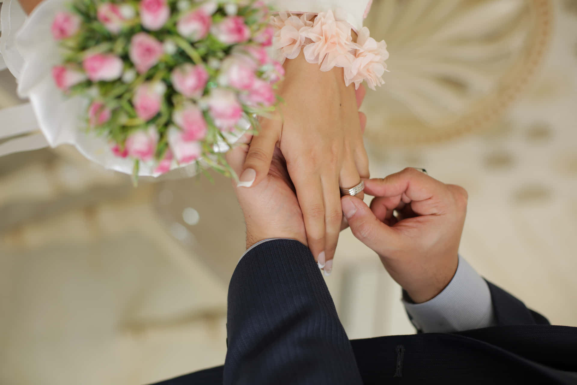 متن دعوت کارت عروسی + جملات زیبا و عاشقانه فارسی و انگلیسی کارت نامزدی و عروسی 4 wedding couple pink flowers bouquet vlvoqozjq3kkti26