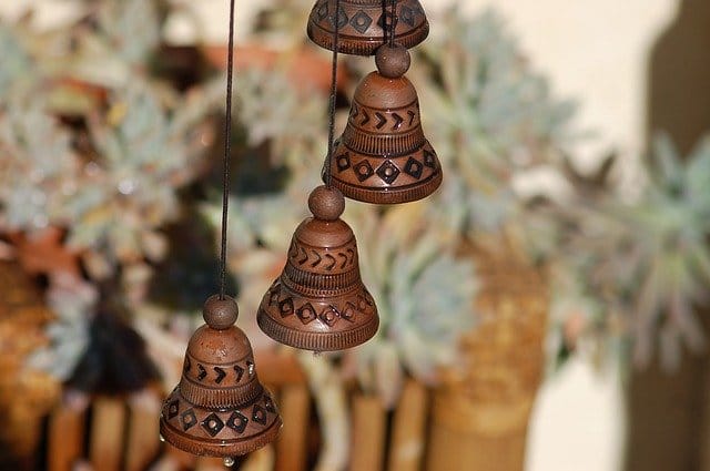 افزایش انرژی مثبت در خانه؛ پاکسازی فضا، ایجاد نورهای طبیعی، گیاهان و تزیینات خاص 5 bellsinthewindrattle