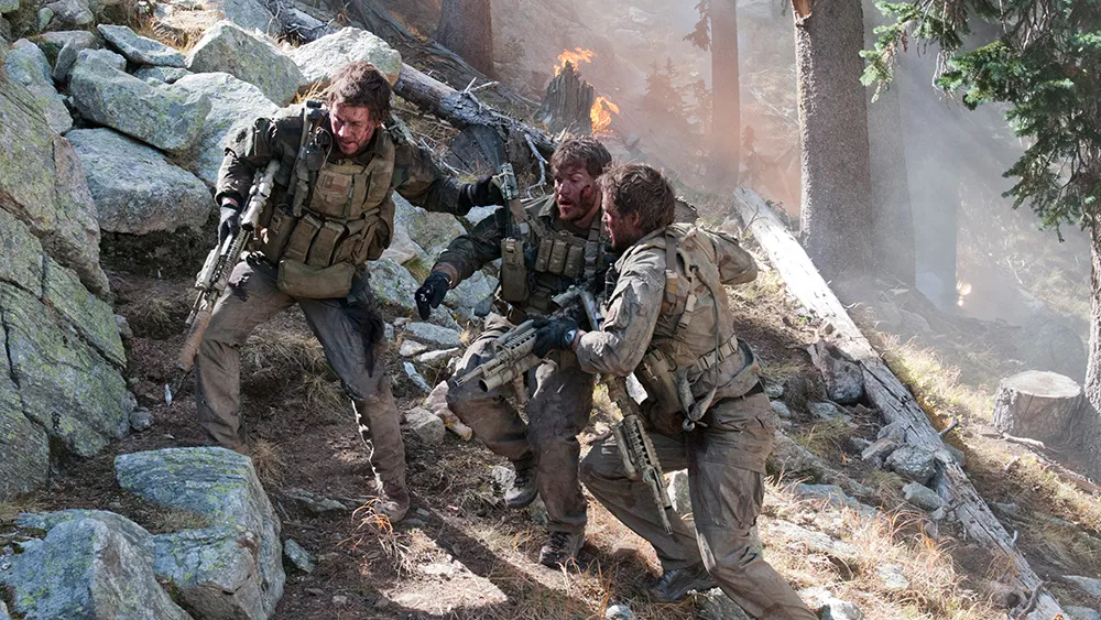 بهترین فیلم ها با موضوع بقا (20 فیلم تماشایی درباره بقا و زنده ماندن) 11 the lone survivor1