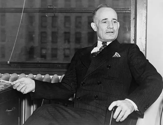 بیوگرافی ناپلئون هیل نویسنده، سخنران انگیزشی و خالق کتاب های انگیزشی معروف 5 napoleon hill sitting