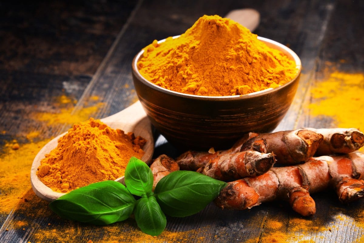 مواد غذایی تقویت کننده مغز؛ 10 خوراکی و مواد غذایی که مغز را قوی تر می کنند 4 زردچوبه برای کاهش التهاب و استرس اکسیداتیو در مغز