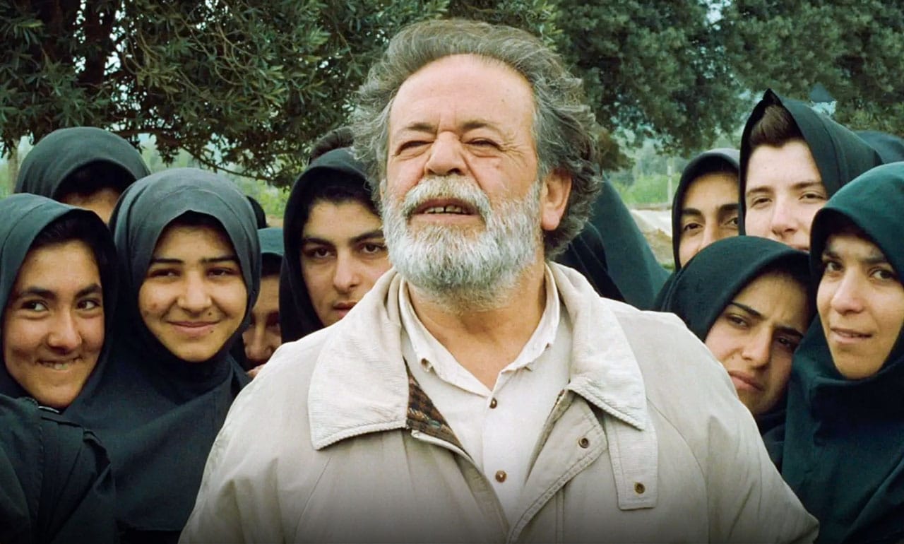 نگاهی بر زندگی عباس کیارستمی؛ از تولد تا سرطان و مرگ و معرفی آثار برجسته او 8 زیر درختان زیتون