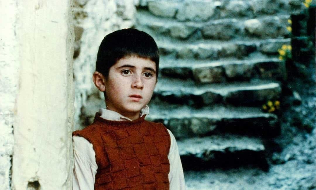 نگاهی بر زندگی عباس کیارستمی؛ از تولد تا سرطان و مرگ و معرفی آثار برجسته او 4 خانه دوست کجاست؟