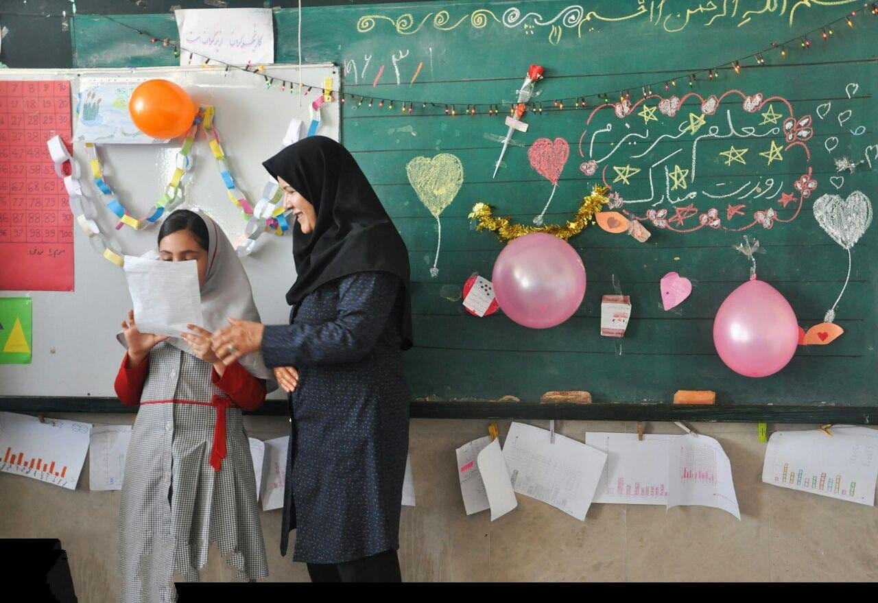 ۱۴ مهر روز جهانی معلم؛ دلیل نامگذاری این روز و پیامک تبریک 2 روز معلم در ایران