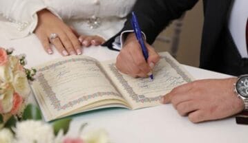 حق نگه‌داری قباله ازدواج با چه کسی است؟
