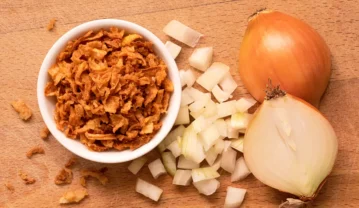 روش های نگهداری پیاز داغ در یخچال (نکاتی برای حفظ کیفیت و مزه) نگهداری پیاز داغ در یخچال