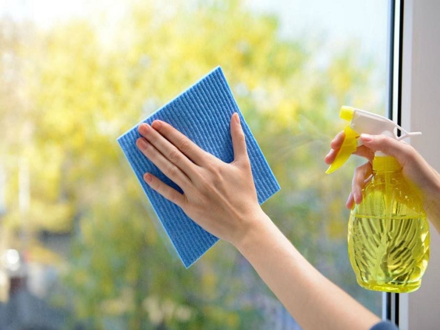 بهترین ترفندها و راهکارهای ساده برای تمیز کردن شیشه ها بدون لکه