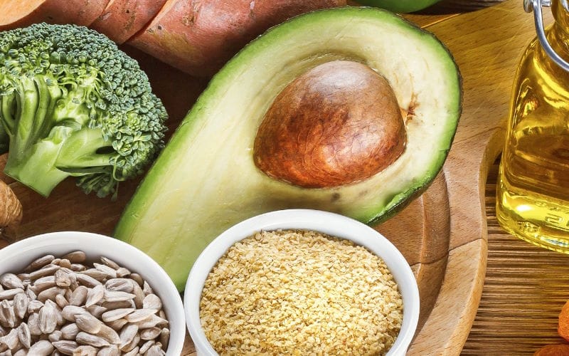 ویتامین E چیست و چه خواصی دارد؟ مزایا و معایب + نحوه استفاده 5 آمپول ویتامین E