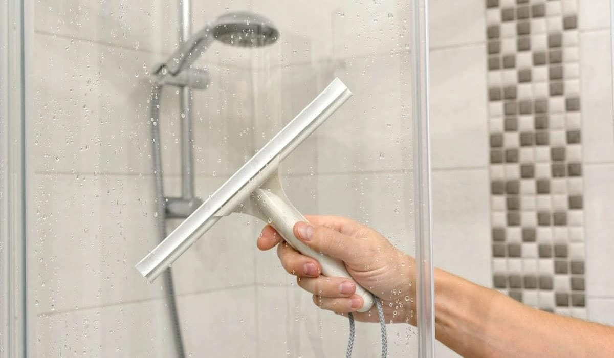 تمیز کردن حمام و دستشویی؛ پاکسازی لکه ها و برق انداختن شیراآلات