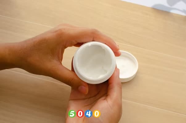 رفع لکهای تیره پوست با این راهکار گیاهی 3 نحوه استفاده از کرم ضدلک گیاهی-5040