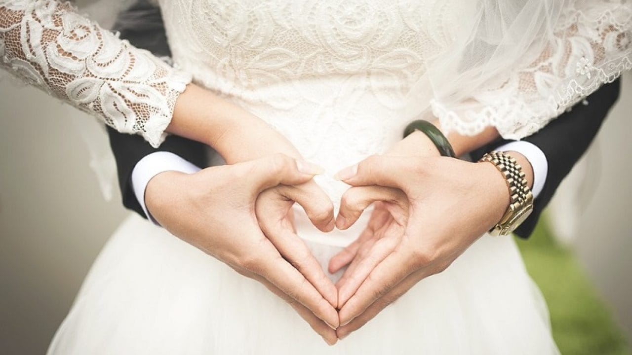 نشانه های عشق واقعی؛ عشق واقعی خود را چطور پیدا کنیم؟ 2 true love signs from a man 1280x720 1