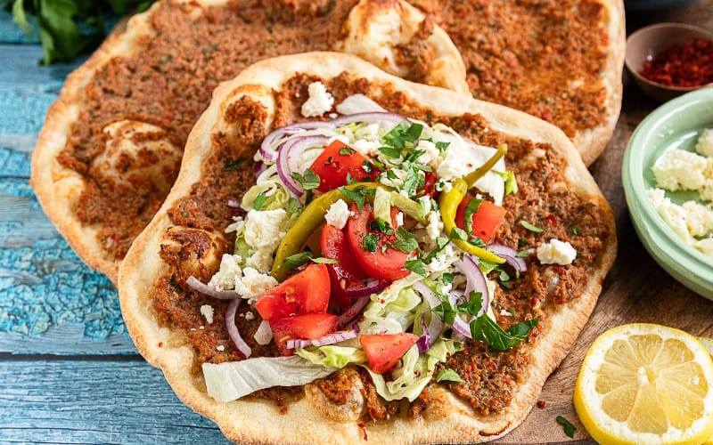 دستور پخت بهترین غذاهای ترکیه ای (۵ غذای خوشمزه خاص ترکی) 3 لاهماجون (Lahmacun)