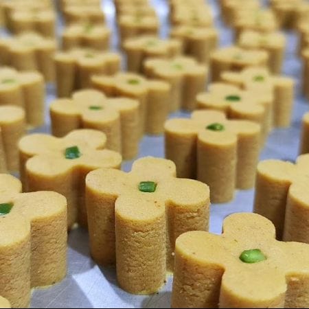 طرز تهیه شیرینی نخودچی؛ ترفندهای خاص خوشمزه شدن و تزیین حرفه ای 6 طرز تهیه شیرینی نخودچی؛ ترفندهای خاص خوشمزه شدن و تزیین حرفه ای