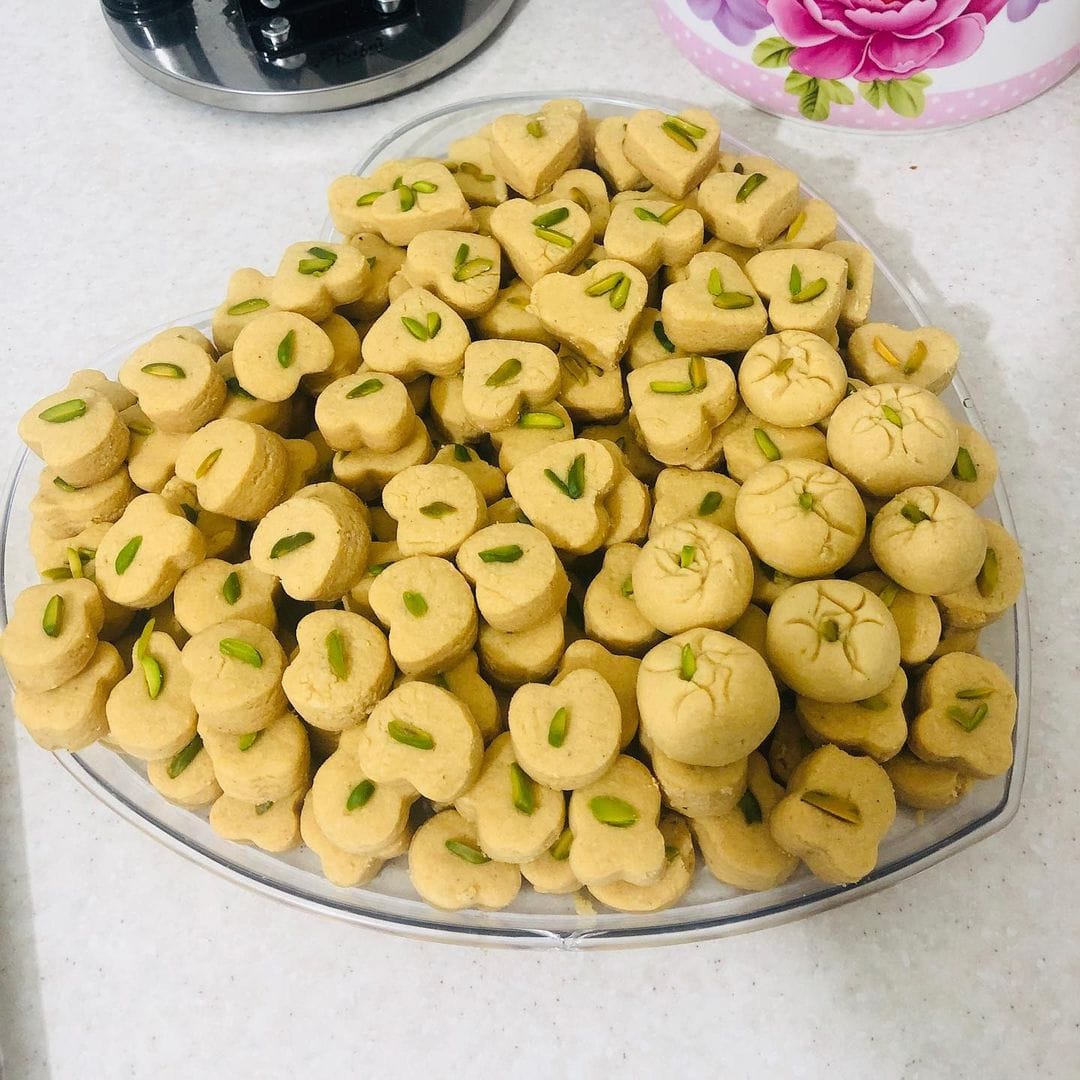 طرز تهیه شیرینی نخودچی؛ ترفندهای خاص خوشمزه شدن و تزیین حرفه ای 1 طرز تهیه شیرینی نخودچی؛ ترفندهای خاص خوشمزه شدن و تزیین حرفه ای