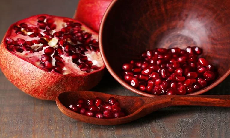 خواص انار برای پوست و مو؛ انواع ماسک انار برای زیبایی پوست