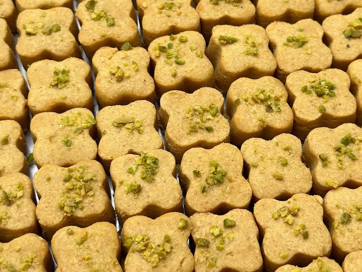 طرز تهیه شیرینی نخودچی؛ ترفندهای خاص خوشمزه شدن و تزیین حرفه ای 4 طرز تهیه شیرینی نخودچی؛ ترفندهای خاص خوشمزه شدن و تزیین حرفه ای
