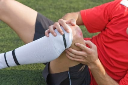 چگونه از آسیب های ورزشی جلوگیری کنیم؟ نکات پیشگیرانه و عوامل آسیب زا