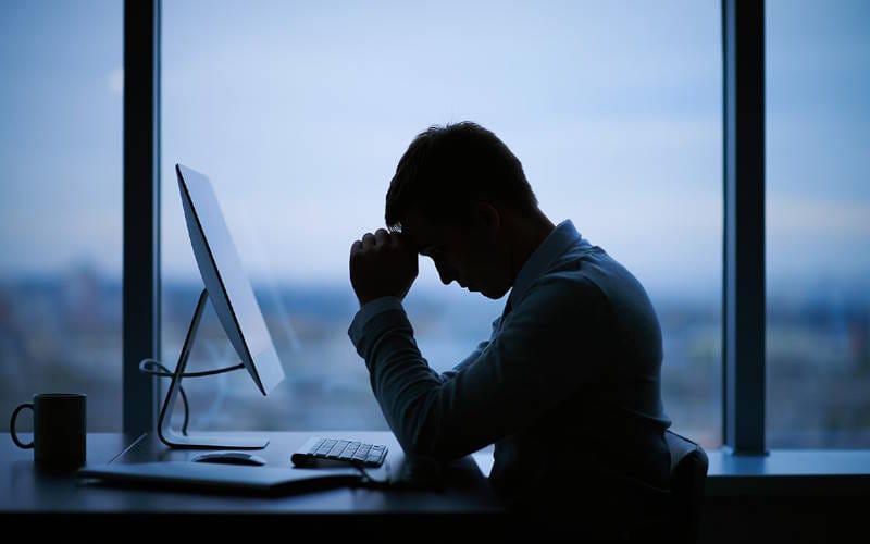 چگونه استرس شغلی را مدیریت کنیم؟ راهکارهای نوین رسیدن به آرامش شغلی 1 عوامل ایجاد استرس در محیط کار