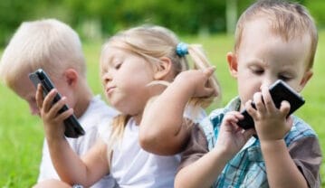 موبایل برای بچه ها، آری یا نه؟ نظر روانشناسان چیست؟ موبایل برای بچه ها