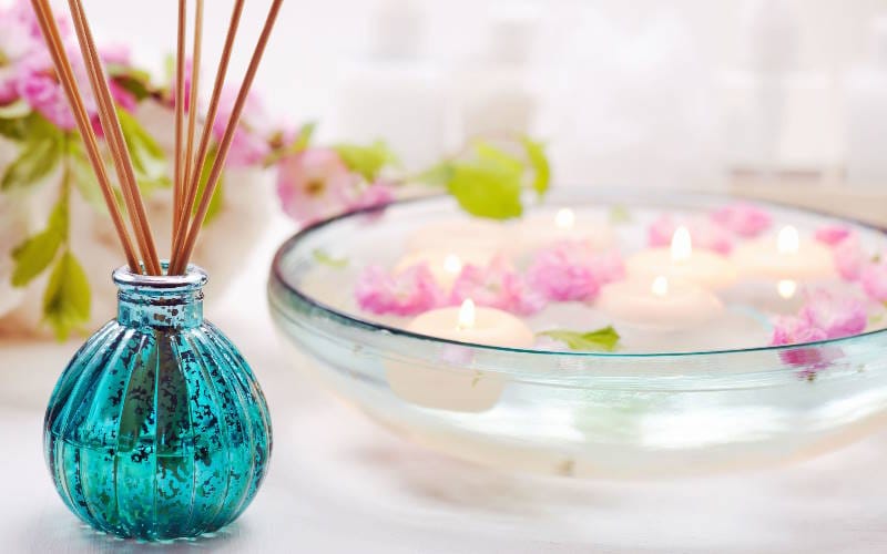 تاثیر بو در طراحی فضا (شمع، عطر و گیاهان معطر) 5 چطور کیفیت یک خوشبو کننده را تشخیص دهیم؟