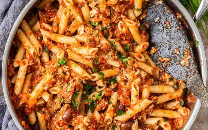 ماکارونی تن ماهی با سس تند گوجه