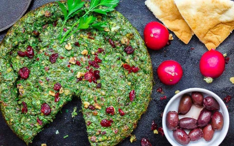 کوکو سبزی 7 غذای ایرانی که در کمتر از ۳۰ دقیقه آماده می شوند (غذاهای سریع خوشمزه)