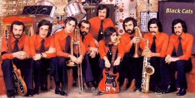 بیوگرافی شهرام شب پره؛ درباره زندگی شخصی و هنری (از خوانندگی تا بازیگری) 3 بلک کتس؛ تولد یک اسطورهی گروهی