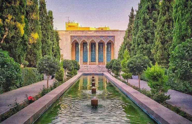 غزل شماره ۵۱ از غزلیات صائب تبریزی؛ نیست حاجت دیدهبان حسنِ عتابآلود را ... 2 تفسیر این شعر