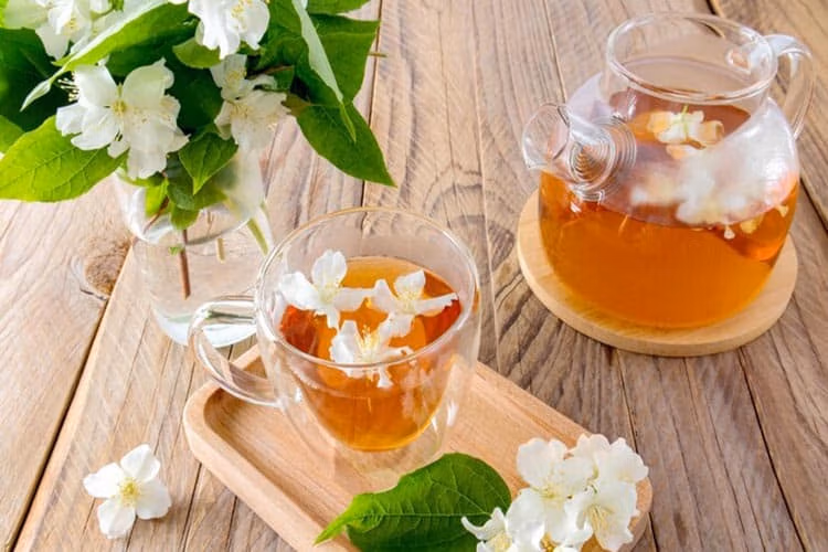 دمنوش برای پریود و تأثیر آن بر دردهای قاعدگی (معرفی ۱۸ دمنوش مفید)