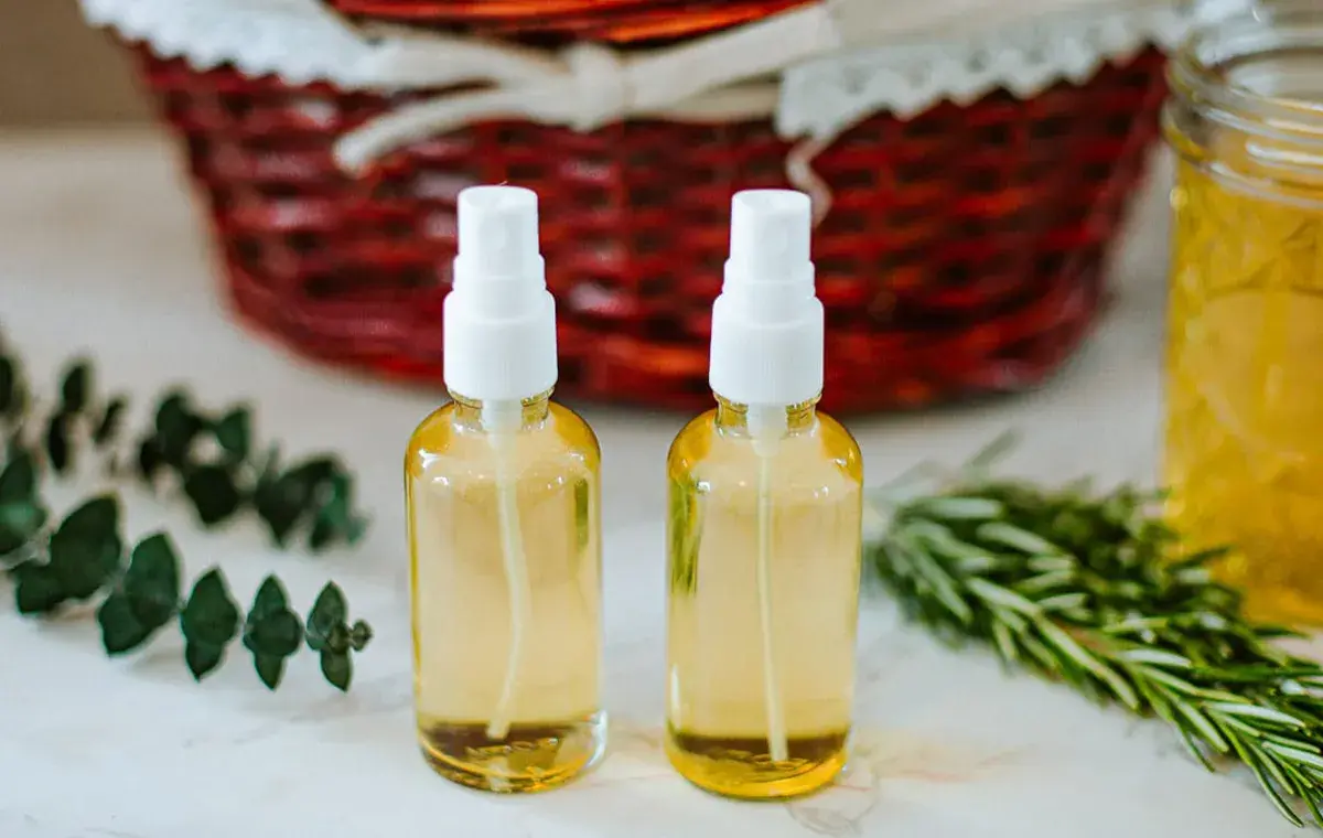 طرز تهیه اسپری رزماری برای مو در خانه؛ نحوه استفاده و فواید برای مو 2 طرز تهیه اسپری رزماری برای مو در خانه؛ نحوه استفاده و فواید برای مو