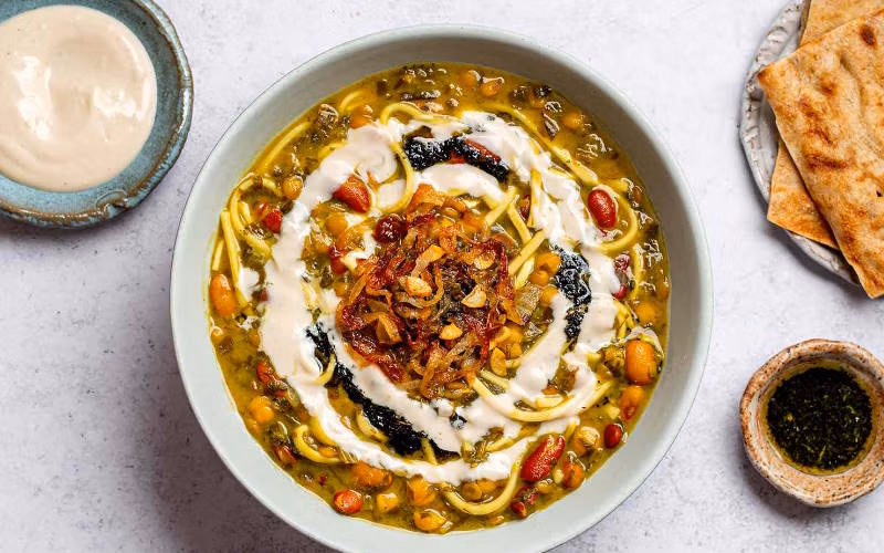 طرز تهیه غذاهای گیاهی سنتی؛ ۷ غذای ایرانی از آش رشته تا اشکنه 1 آش رشته طرز تهیه غذاهای گیاهی سنتی؛ ۷ غذای ایرانی از آش رشته تا اشکنه