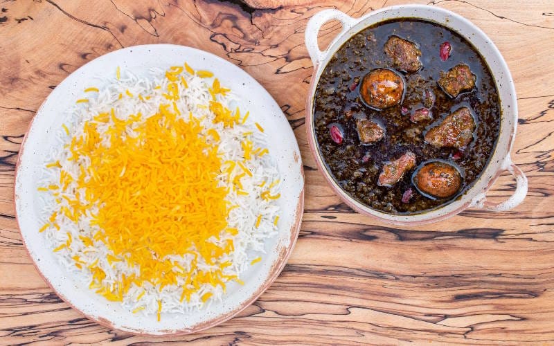 طرز تهیه قورمه سبزی؛ فوت و فن طبخ و طعم بهتر خورش سبزی 2 تهیه قورمه سبزی مجلسی با سبزی خشک