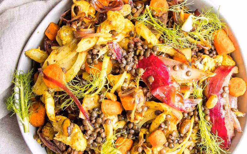 طرز تهیه سالادهای متنوع و سالم دلچسب {۱۰ سالاد سالم خوشمزه} 7 سالاد عدس سبز و سبزیجات کبابی