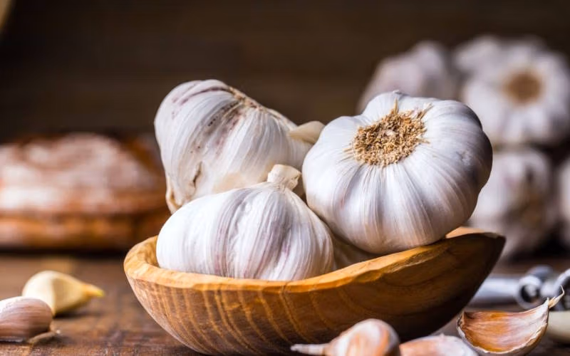 مواد غذایی ضد التهاب؛ خوراکی های ضد التهاب از ادویه جات تا گوشت و سبزیجات 6 سیر