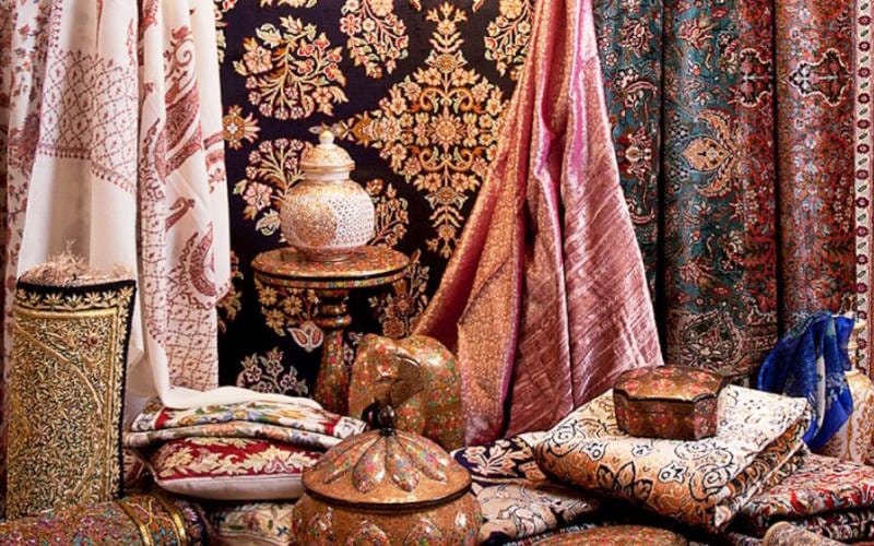 چطور از آثار هنری ایرانی در دکور استفاده کنیم؟ نحوه استفاده از المان های هنری 2 فرش و پارچه