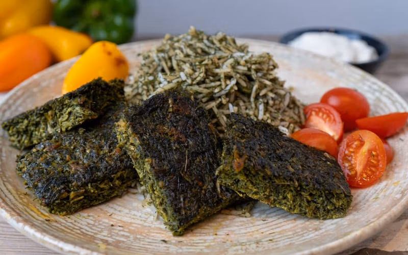 طرز تهیه غذاهای گیاهی سنتی؛ ۷ غذای ایرانی از آش رشته تا اشکنه 2 کوکو سبزی