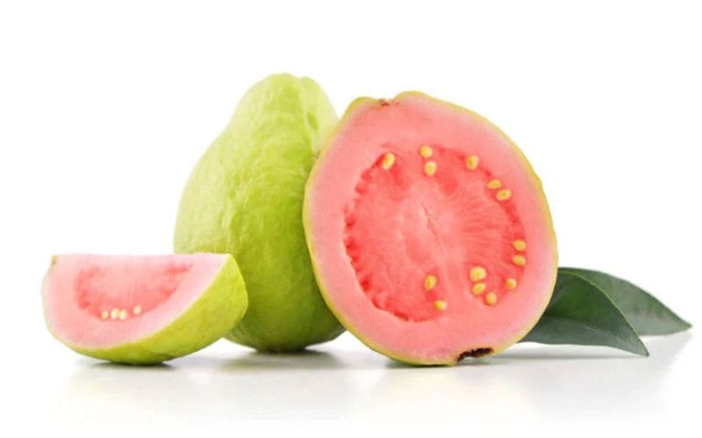 میوه گواوا چیست؟ بررسی طعم، انواع این میوه استوایی و فواید آن