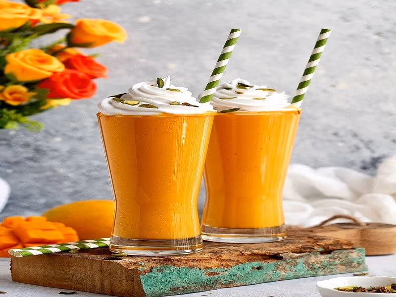 شیک انبه بدون بستنی با موز و ماست