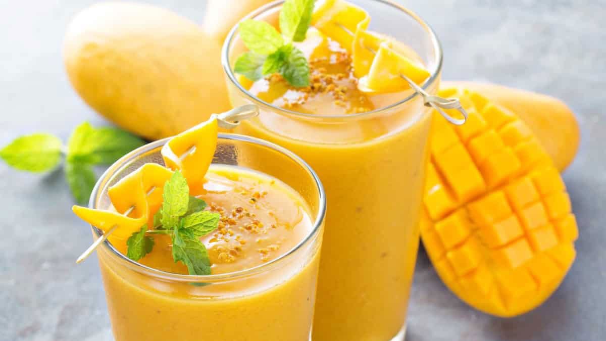 میلک شیک انبه کافی شاپی با بستنی وانیلی میلک شیک انبه کافی شاپی با بستنی وانیلی