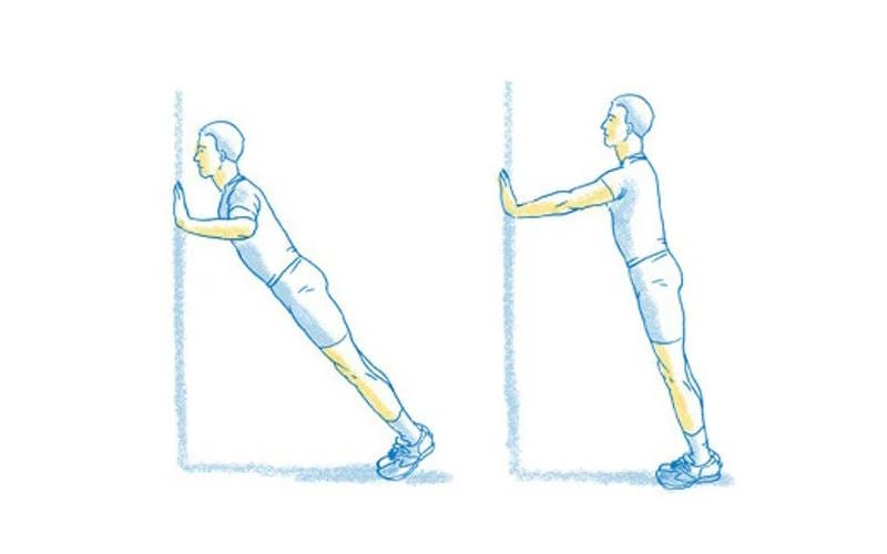 بهترین ورزش ها برای درمان گردن درد و شانه در منزل 9 تمرین شنا روی دیوار (Wall Push-Up)