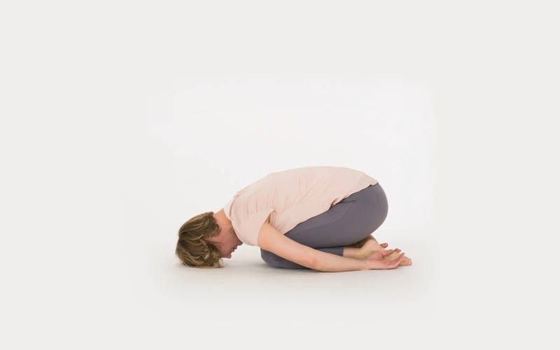 بهترین ورزش ها برای درمان گردن درد و شانه در منزل 10 حرکت کششی کودک (Child’s Pose)