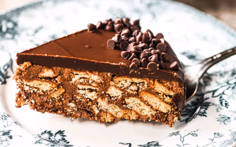 طرز تهیه انواع دسرهای ساده و خوشمزه؛ ۱۰ دسر بی نظیر 2 دسر بیسکویت شکلاتی