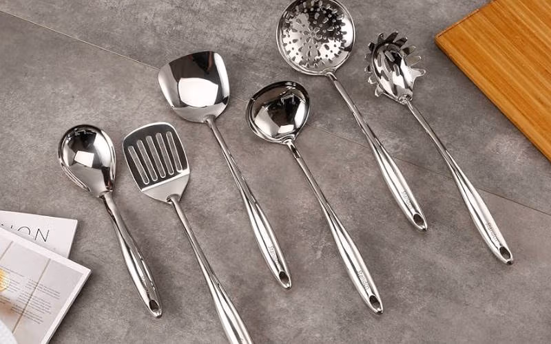 بهترین اکسسوری های آشپزخانه از جای ادویه تا جاقاشقی و ترازوی دیجیتال 10 ست کفگیر و ملاقه با پایه