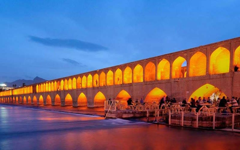 ۱۰ مکان دیدنی ایران که در فیلم ها دیده اید از تخت جمشید تا روستای ابیانه 7 سی وسه پل اصفهان